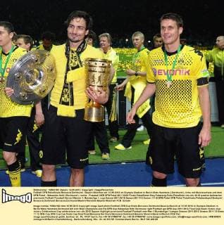 Fußball DFB Pokalfinale Borussia Dortmund - Bayern München am 12.05.2012 im Olympia Stadion in Berlin Mats Hummels ( Dortmund ), links mit Meisterschale und dem DFB-Pokal - Sebastian Kehl ( Dortmund ), rechts