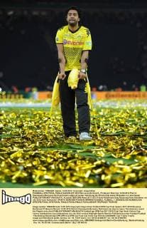 FUSSBALL DFB POKAL FINALE SAISON 2011 2012 Borussia Dortmund - FC Bayern München 12.05.2012 Patrick Owomoyela (Borussia Dortmund) kann aufgrund seiner Verletzung die Ehrenrunde seiner Mitspieler nur anschauen 