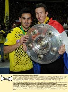 FUSSBALL DFB POKAL FINALE SAISON 2011 2012 Borussia Dortmund - FC Bayern München 12.05.2012 Ilkay Gündogan (Borussia Dortmund) und Ivan Perisic (v.l., beide Borussia Dortmund) mit der Meisterschale 