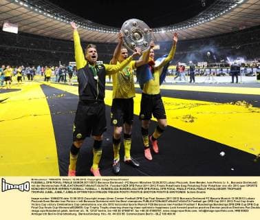 FUSSBALL DFB POKAL FINALE SAISON 2011 2012 Borussia Dortmund - FC Bayern München 12.05.2012 Lukasz Piszczek, Sven Bender, Ivan Perisic (v. li., Borussia Dortmund) mit der Meisterschale 