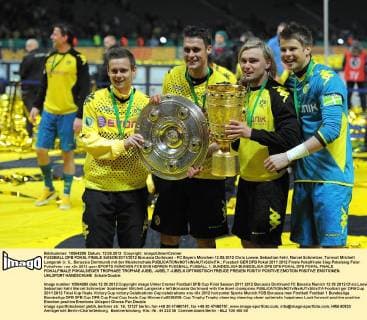 FUSSBALL DFB POKAL FINALE SAISON 2011 2012 Borussia Dortmund - FC Bayern München 12.05.2012 Chris Loewe, Sebastian Kehl, Marcel Schmelzer, Torwart Mitchell Langerak (v. li., Borussia Dortmund) mit der Meisterschale 