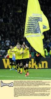 Fussball, DFB-Pokal-Finale, Deutschland, Herren, Saison 2011 2012, Olympia-Stadion Berlin: Bor. Dortmund, BVB (gelb) - FC Bayern München 5:2; Jubel Dortmund nach dem Schlusspfiff, Kevin Großkreutz, Grosskreutz (BVB) mit grosser Borussen-Fahne, daneben Marcel Schmelzer (BVB). Jubel, Freude, Aktion.
