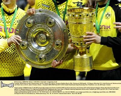 Fussball, DFB-Pokal-Finale, Deutschland, Herren, Saison 2011 2012, Olympia-Stadion Berlin: Bor. Dortmund, BVB (gelb) - FC Bayern München 5:2; Jubel Dortmund, Meisterschale und Pokal fest im Griff. Jubel, Freude, Aktion.