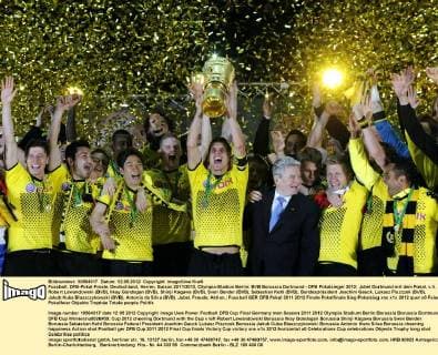 Fussball, DFB-Pokal-Finale, Deutschland, Herren, Saison 2011 2012, Olympia-Stadion Berlin: BVB Borussia Dortmund - DFB Pokalsieger 2012; Jubel Dortmund mit dem Pokal, v.li. Robert Lewandowski (BVB), Ilkay Gündogan (BVB), Shinji Kagawa (BVB), Sven Bender (BVB), Sebastian Kehl (BVB), Bundespräsident Joachim Gauck, Lukasz Piszczek (BVB), Jakub Kuba Blaszczykowski (BVB), Antonio da Silva (BVB). Jubel, Freude, Aktion.