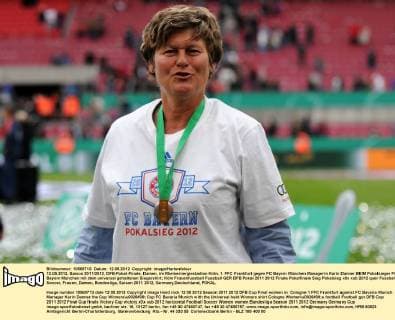 12.05.2012, Saison 2011 2012, DFB-Pokal-Finale, Damen, im Rheinernergiestadion Köln, 1. FFC Frankfurt gegen FC Bayern München Managerin Karin Danner BEIM Pokalsieger FC Bayern München mit dem universal gehaltenen Siegershirt