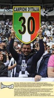 Turin - Fans von Juventus Turin feiern die 30. Italiensiche Meisterschaft - Aufgrund diverser Verfehlungen zählt die Statistik bislang allerdings zwei Titel weniger - 
