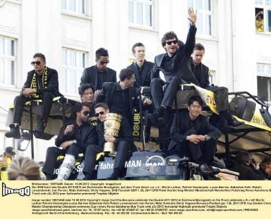 Der BVB feiert das Double 2011 2012 am Dortmunder Borsigplatz, auf dem Truck feiern u.a. v.li.: Moritz Leitner, Patrick Owomoyela, Lucas Barrios, Sebastian Kehl, Robert Lewandowski, Ivan Perisic, Mats Hummels, Shinji Kagawa