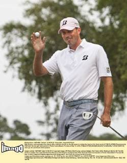 Matt Kuchar acknowledges the cheers after making a birdie on the 9th green to retake the lead on the final round of THE PLAYERS Championship PGA Golf Herren golf tournament in Ponte Vedra Beach, Florida on May 13, 2012.  JAX2012051310