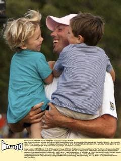 Matt Kuchar celebrates winning the THE PLAYERS Championship PGA Golf Herren golf tournament with his sons Carson (L) and Cameron at the TPC at Sawgrass in Ponte Vedra Beach, Florida on May 13, 2012.  JAX2012051315