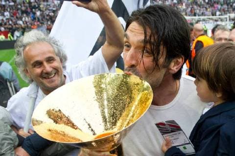 Gianluigi Buffon (Juventus), MAY 13, 2012 - Football Soccer : Gianluigi Buffon of Juventus kisses a trophy during the Italian Serie A match between Juventus Turin 3-1 Atalanta Bergamo at Juventus Stadium in Turin, Italy.  ( bxlb038298)