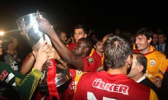 Turkey super league playoff championship group football match of Galatasaray Istanbul at Sukru Saracoglu Stadium in Istanbul on May 12, 2012. Pictured: Galatasaray players celebrate with the trophy after the match. Emmanuel Eboue. 