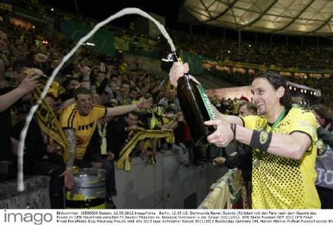 Berlin, 12.05.12: Dortmunds Neven Subotic (R) feiert mit den Fans nach dem Gewinn des Pokals im DFB-Pokalfinale zwischen FC Bayern München vs. Borussia Dortmund in der Saison 2011 2012.