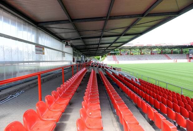 Fussball, Herren, Saison 2011 2012, 2. Bundesliga, 1. FC Union Berlin, Vorbereitung des Neubaus der Haupttribüne, im Bild: Blick auf die alte Tribüne, die in Kürze abgerissen wird, Sitze wurden bereits demontiert, 14.05. 2012,