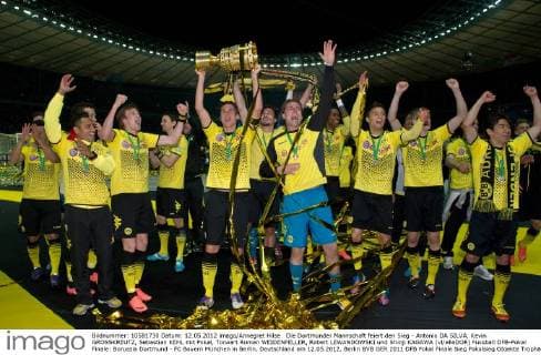 Die Dortmunder Mannschaft feiert den Sieg - Antonio DA SILVA, Kevin GROSSKREUTZ, Sebastian KEHL mit Pokal, Torwart Roman WEIDENFELLER, Robert LEWANDOWSKI und Shinji KAGAWA (vl alleDOR) Fussball DFB-Pokal Finale: Borussia Dortmund - FC Bayern München in Berlin, Deutschland am 12.05.2012,