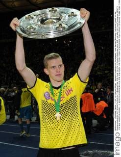 Borussia Dortmund ist Pokalsieger: Sven Bender (Borussia Dortmund) jubelt mit der Meisterschale 