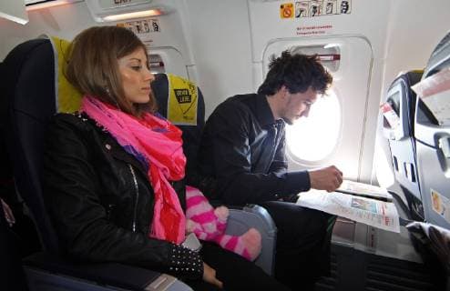 13.05.2012, Berlin, Fussball, Rückflug von Borussia Dortmund mit Air Berlin von Berlin nach Dortmund. Mats Hummels (Dortmund) mit Freundin Cathy Fischer