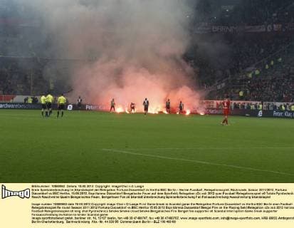 Erste Spielunterbrechung im Skandalspiel der Relegation Fortuna Düsseldorf vs Hertha BSC Berlin - Herren Fussball, Relegationsspiel, Rückrunde, Saison 2011 2012, Fortuna Düsseldorf vs BSC Hertha, 15.05.2012, Espritarena Düsseldorf Bengalische Feuer auf dem Spielfeld