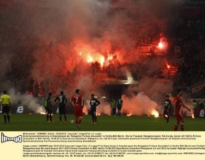 Erste Spielunterbrechung im Skandalspiel der Relegation Fortuna Düsseldorf vs Hertha BSC Berlin - Herren Fussball, Relegationsspiel, Rückrunde, Saison 2011 2012, Fortuna Düsseldorf vs BSC Hertha, 15.05.2012, Espritarena Düsseldorf