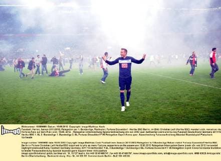 Fussball, Herren, Saison 2011 2012, Relegation zur 1. Bundesliga, Rückspiel, Fortuna Düsseldorf - Hertha BSC Berlin, im Bild: Christian Lell (Hertha BSC) wundert sich, warum so viele Fortuna-Fans auf dem Platz sind, 15.05. 2012,