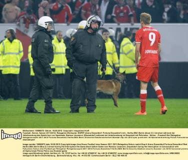 Fussball, Herren, Saison 2011 2012, Relegation-Rückspiel, ESPRIT-Arena Düsseldorf: Fortuna Düsseldorf (rot) - Hertha BSC Berlin (blau) 2:2; Unruhen während der Unterbrechung des Spiels kurz vor Spielende, Ranisav Jovanovic (Düsseldorf) während der Unterbrechung im Gespräch mit Polizisten , Aktion.