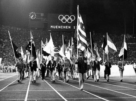 Flaggenparade während der Schlussfeier der Olympischen Spiele 1972 in München