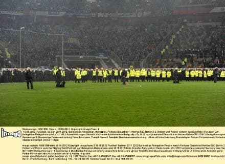 15-05-2012, Fussball, Saison 2011-2012, Bundesliga-Relegation, Rückspiel, Fortuna Düsseldorf - Hertha BSC Berlin 2-2, Ordner und Polizei sichern das Spielfeld