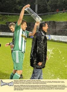 Fußball, Trainerhistorie FC 08 Homburg von 1957 bis heute kräftige Bier-Dusche für den Trainer Christian Titz, FCH, durch Armend Haliti, FCH, 15.05.2012, GER,Oberliga Südwest, Saison 2011 2012, SV Elversberg 2 vs FC Homburg 1:2, der FC Homburg ist damit Meister und Aufsteiger in die Regionalliga,