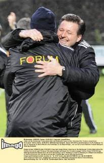 Fußball, Trainerhistorie FC 08 Homburg von 1957 bis heute Jubel auf der Homburger Trainerbank über den Siegtreffer, ganz rechts: Christian Titz, Trainer, umarmt den Co-Trainer Taifour Diane, 15.05.2012, GER,Oberliga Südwest, Saison 2011 2012, SV Elversberg 2 vs FC Homburg 1:2, der FC Homburg ist damit Meister und Aufsteiger in die Regionalliga,