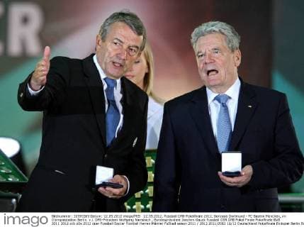 12.05.2012, Fussball DFB-Pokalfinale 2012, Borussia Dortmund - FC Bayern München, im Olympiastadion Berlin. v.l. DFB-Präsident Wolfgang Niersbach , Bundespräsident Joachim Gauck