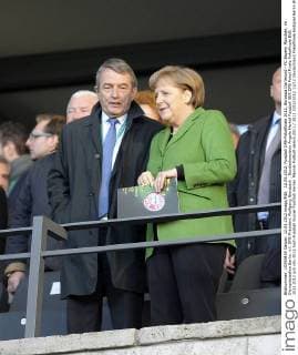12.05.2012, Fussball DFB-Pokalfinale 2012, Borussia Dortmund - FC Bayern München, im Olympiastadion Berlin. v.l. DFB-Präsident Wolfgang Niersbach , Bundeskanzlerin Angela Merkel