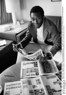 Football : World Cup Finals 1974 05 07 1974 Meeting with Pele (Ex Brazil player) reads a copy of Shoot magazine. 