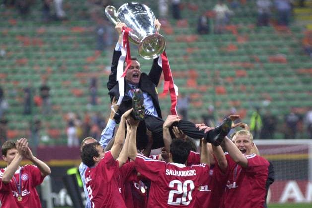 Zum Champions-League-Finale 2012 Der FC Bayern gewinnt 2001 die Champions-LeagueChampions-League Finale FC Bayern München - Valencia CF 6:5 n.Elfmeterschiessen Trainer Ottmar HITZFELD mit Pokal wird von Bayernspielern hochgeworfen