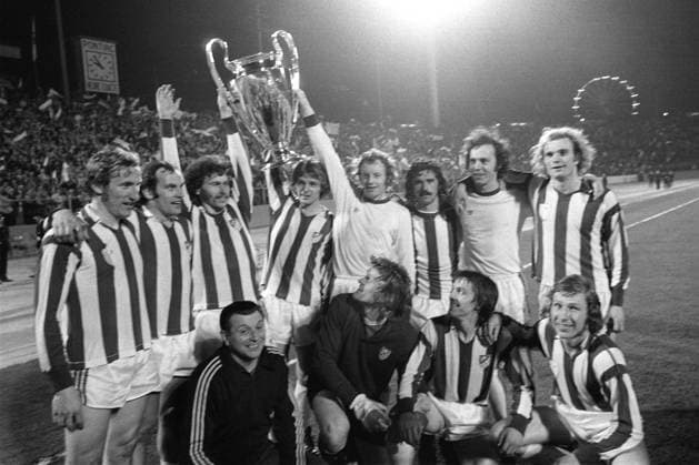 Zum Champions-League-Finale 2012 FUSSBALL-Europapokal 1974: Bayern Muenchen-Atletico Madrid 4:0: v.li. (stehend): SCHWARZENBECK, ROTH, BREITNER, ZOBEL, HANSEN, MUELLER, BECKENBAUER, HOENESS. (kniend): Masseur, MAIER, KAPELLMANN, TORSTENSSON