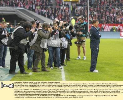 Otto Rehhagel, Trainer Hertha BSC Berlin, kehrt den Fotografen den Rücken zu, Trainer, coach, Fotografen, quer Fortuna Düsseldorf vs Hertha BSC Berlin, 1.Bundesliga 2011 2012, Relegation, Relegationsrunde, 2. Spiel, Rückspiel, Herren, Fussball, Fußball, soccer, Deutschland, Germany, Ergebnis 2:2, damit Fortuna Düsseldorf in die 1.Bundesliga aufgestiegen Düsseldorf, 15.5.2012 Esprit-Arena Düsseldorf