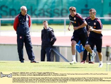 FUSSBALL - EURO 2012, Team POL, Training LIENZ,AUSTRIA,17.MAI.12 - FUSSBALL, Vorberichte, Trainingslager Nationalmannschaft Polen. Bild zeigt Teamchef Franciszek Smuda (POL) und Spieler von Polen. 