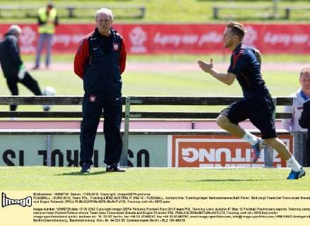 FUSSBALL - EURO 2012, Team POL, Training LIENZ,AUSTRIA,17.MAI.12 - FUSSBALL, Vorberichte, Trainingslager Nationalmannschaft Polen. Bild zeigt Teamchef Franciszek Smuda und Eugen Polanski (POL). 