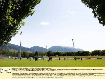 FUSSBALL - EURO 2012, Team POL, Training LIENZ,AUSTRIA,17.MAI.12 - FUSSBALL, Vorberichte, Trainingslager Nationalmannschaft Polen. Bild zeigt die Mannschaft von POL auf dem Trainingsplatz. 