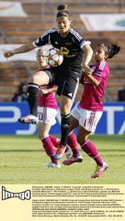 Fussball, UEFA Women s Champions League, Finale, Olympique Lyonnais vs. 1. FFC Frankfurt, Dzsenifer Marozsan (1. FFC Frankfurt, L), Shirley Cruz Trana (Olympique Lyonnais, R)