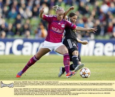 Fussball, UEFA Women s Champions League, Finale, Olympique Lyonnais vs. 1. FFC Frankfurt, Sandra Smisek (1. FFC Frankfurt, R), Amandine Henry (Olympique Lyonnais, L)