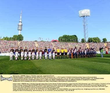 FRAUEN FUSSBALL CHAMPIONS LEAGUE FINALE 2011 2012 Olympique Lyon - 1. FFC Frankfurt 17.05.2012 Aufstellung beider Teams im Olympiastadion 