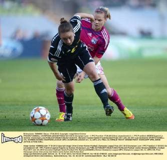 FRAUEN FUSSBALL CHAMPIONS LEAGUE FINALE 2011 2012 Olympique Lyon - 1. FFC Frankfurt 17.05.2012 Gina Lewandowski (li, 1. FFC Frankfurt) GEGEN Eugenie Le Sommer (Olympique Lyon) 