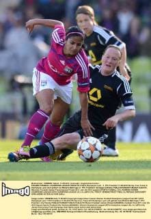 FRAUEN FUSSBALL CHAMPIONS LEAGUE FINALE 2011 2012 Olympique Lyon - 1. FFC Frankfurt 17.05.2012 Shirley Cruz Trana (li, Olympique Lyon) wird gefoult von Melanie Behringer (1. FFC Frankfurt) deswegen Elfmeter 
