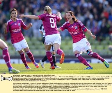 FRAUEN FUSSBALL CHAMPIONS LEAGUE FINALE 2011 2012 Olympique Lyon - 1. FFC Frankfurt 17.05.2012 Jubel nach dem Tor zum 1:0 Eugenie Le Sommer (li,) mit Lotta Schelin (Olympique Lyon) 