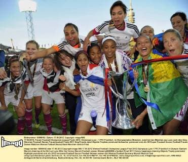 17.05.2012, Frauen Fussball Champions-League Finale 2012, Olympique Lyon - 1.FFC Frankfurt, im Olympiastadion München. Jubel bei den Mädchen aus Lyon nach dem Sieg.