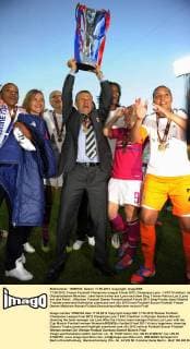 17.05.2012, Frauen Fussball Champions-League Finale 2012, Olympique Lyon - 1.FFC Frankfurt, im Olympiastadion München. Jubel beim trainer aus Lyon nach dem Sieg. Trainer Patrice Lair (Lyon) mit dem Pokal.