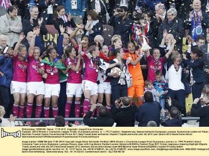 Fussball, UEFA Women s Champions League, Finale, Olympique Lyonnais vs. 1. FFC Frankfurt, Siegerehrung, Mannschaftsbild Olympique Lyonnais, Spielerinnen jubeln mit Pokal.
