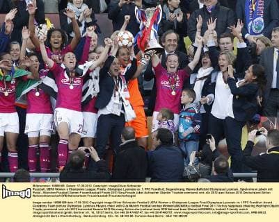 Fussball, UEFA Women s Champions League, Finale, Olympique Lyonnais vs. 1. FFC Frankfurt, Siegerehrung, Mannschaftsbild Olympique Lyonnais, Spielerinnen jubeln mit Pokal.