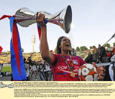 Wendie RENARD, LYON Damen 3 Jubel mit Champions League Pokal, Trophäe, Trophy, FFC FRANKFURT - OLYMPIGUE LYON ( - ) Fussball DAMEN UEFA Champions League Finale, Olympiastadion MÜNCHEN, 17.05.2012 CL Saison 2011 2012