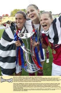Damen Lyon Champions League Pokal, Trophäe, Trophy, Jubel, Freude, Emotionen, Feiern, Lachen, jubelt, freuen, reisst die Arme hoch, ballt die Faust FFC FRANKFURT - OLYMPIGUE LYON ( - ) Fussball DAMEN UEFA Champions League Finale, Olympiastadion MÜNCHEN, 17.05.2012 CL Saison 2011 2012