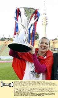 Sabrina VIGUIER, LYON Damen 20 jubelt mit Champions League Pokal, Jubel FFC FRANKFURT - OLYMPIGUE LYON ( - ) Fussball DAMEN UEFA Champions League Finale, Olympiastadion MÜNCHEN, 17.05.2012 CL Saison 2011 2012